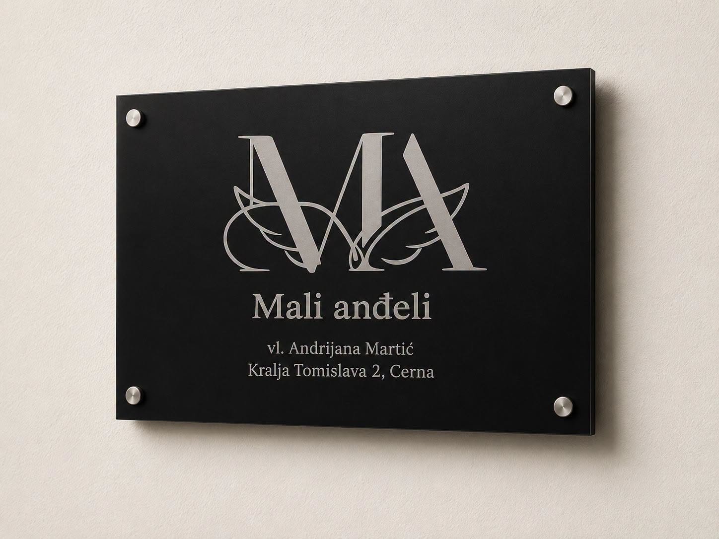 Crni pleksiglas 30 x 20 cm - Personalizirano graviranje po želji
